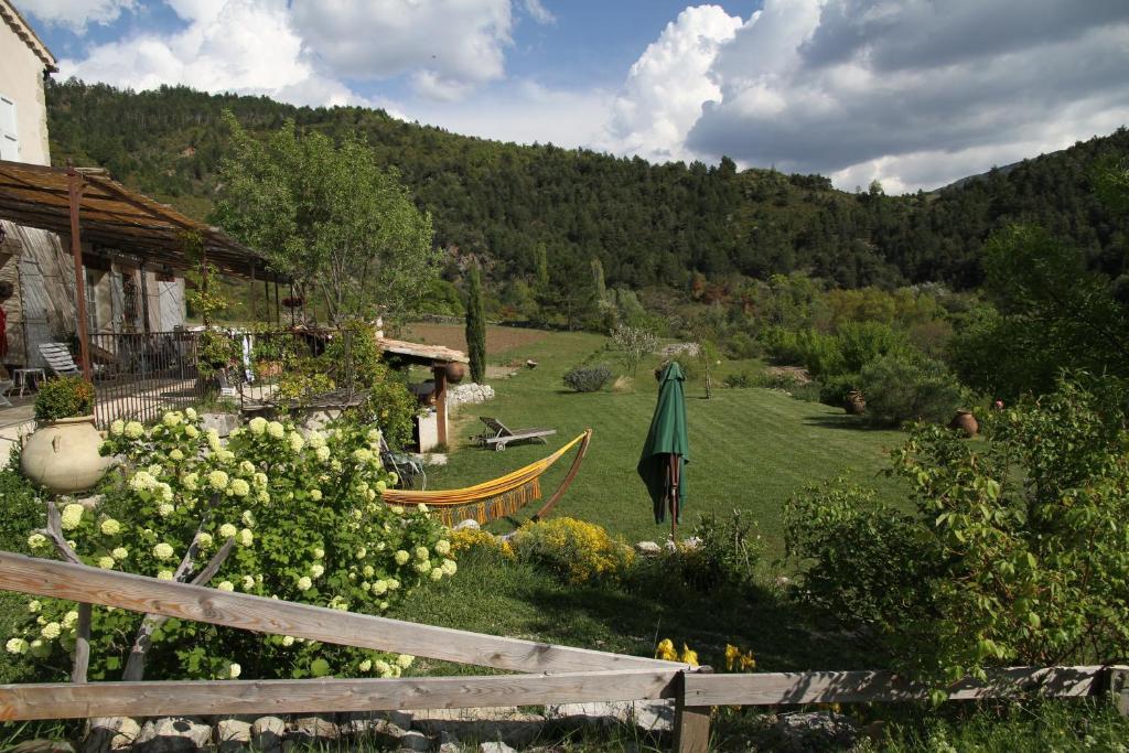 Hotel Les Hauts De L'Escoulaou Castellane Zimmer foto